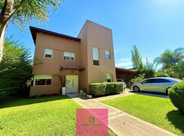 Casa · 215m² · 5 Ambientes · 3 Cocheras · Casa en Barrio Parque Leloir