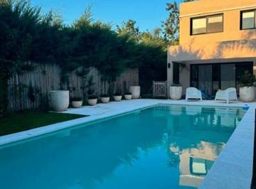 Casa · 280m² · 5 Ambientes · 2 Cocheras · Casa 4 Dorm., Pileta, Jardín Barrio Villa Olivos Garin