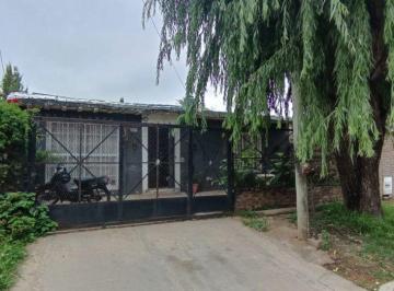 Casa de 3 ambientes, Ezeiza · Casa en Alquiler – Amplios Ambientes + Quincho/galpón