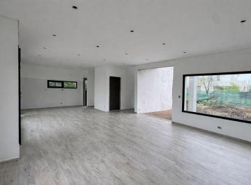 Casa · 173m² · 4 Ambientes · 2 Cocheras · Gran Casa Desarrollada en Dos Plantas con Dependencia | Barrio El Cantón | Escobar