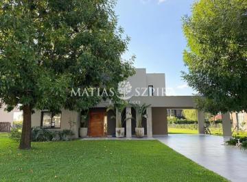 Casa · 212m² · 5 Ambientes · 2 Cocheras · Propiedad en Venta de 5 Ambientes en Prados del Oeste