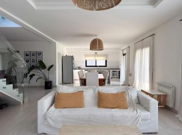 Casa · 212m² · 5 Ambientes · 2 Cocheras · Propiedad en Venta de 5 Ambientes en Prados del Oeste