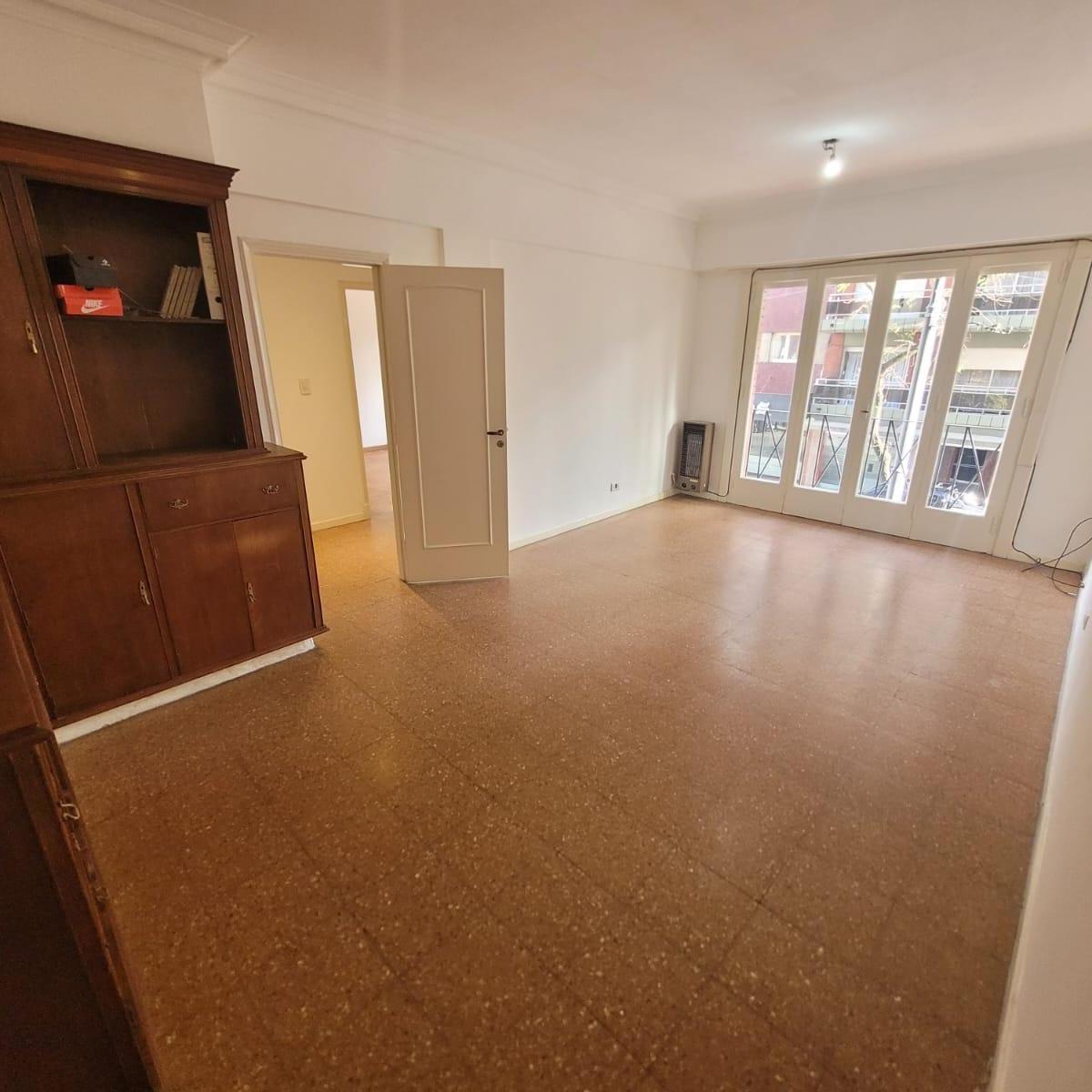 Departamento 3 ambientes con balcon A la calle Y patio
