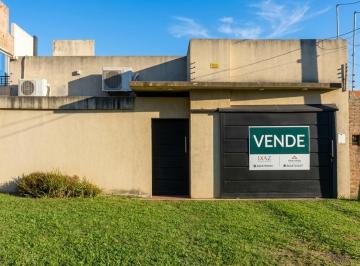 Casa · 85m² · 3 Dormitorios · 1 Cochera · Venta | Casa con Pileta y Espacio Verde
