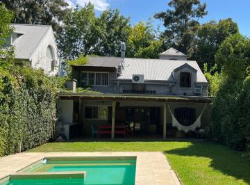 Casa de 6 ambientes, San Fernando · Cómoda Casa con Lindo Jardín y Pileta. Cerca del Rio y Reserva Ecológica