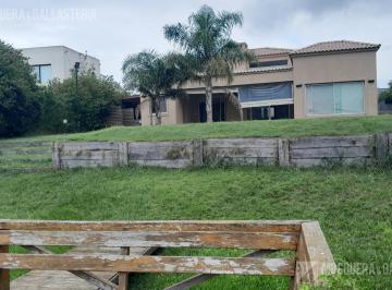 Casa · 220m² · 6 Ambientes · 6 Cocheras · Casa en Venta en San Marco