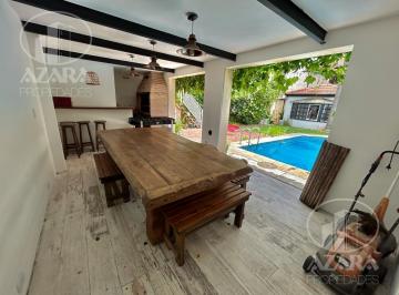 Casa · 203m² · 5 Ambientes · 2 Cocheras · Espectacular Casa Chalet Estilo Ingles 5 Ambientes en Dos Plantas en Venta