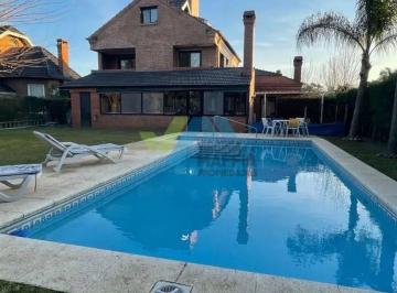Casa · 294m² · 7 Ambientes · 1 Cochera · Venta de Casa en Dos Plantas con Pileta - La Delfina Pilar
