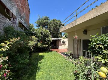 Casa · 186m² · 4 Ambientes · 2 Cocheras · Casa 4 Ambientes en Una Sola Planta con Jardin y Cochera Cerca de Estación Villa Adelina