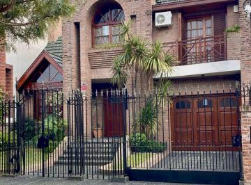 Casa de 5 ambientes, Quilmes · Venta Chalet 5 Amb C/ Piscina y Garage Barrio Parque Bernal Inmaculado!