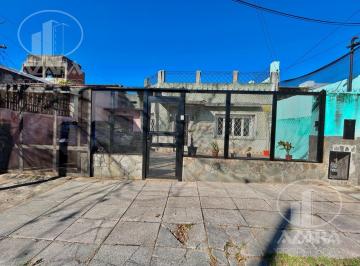 Casa · 200m² · 3 Ambientes · 2 Cocheras · Casa de 3 Ambientes con Entrada de Auto y Deposito en Munro