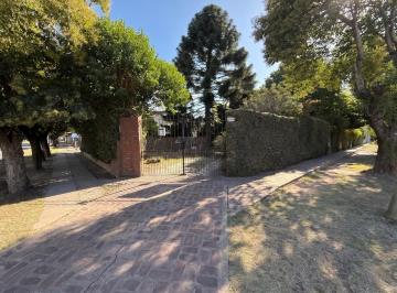 Casa · 250m² · 3 Ambientes · 3 Cocheras · Casa Quinta con Quincho y Pileta