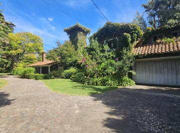 Casa · 500m² · 6 Ambientes · 7 Cocheras · Casa con Gran Lote en Lindísima Zona de Santa Rita