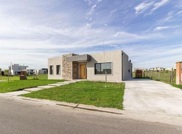 Casa de 4 ambientes, Pilar · Casa a Estrenar en Venta en Santa Lucía – Pilar del Este | 3 Dorm. | Lote 593 m²