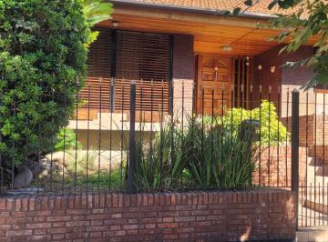 Casa de 6 ambientes, Morón · Casa con 3 Dorm. en Venta en Castelar, Terreno de 359 m²