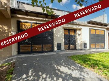 Casa · 112m² · 3 Ambientes · 1 Cochera · Casa de 2 Dorm., Patio Verde y Cochera