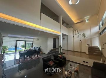 Casa · 330m² · 6 Ambientes · 2 Cocheras · Casa en Lomas de Zamora Este