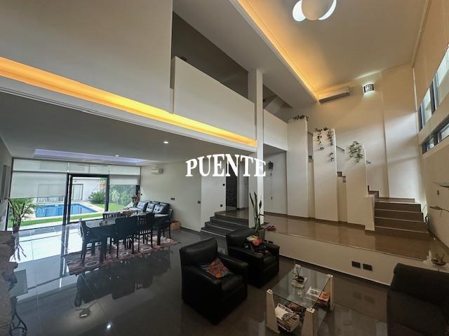 Casa · 330m² · 6 Ambientes · 2 Cocheras
