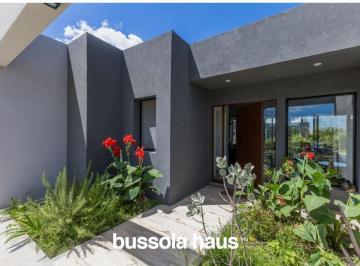 Casa · 150m² · 5 Ambientes · 2 Cocheras · Casa en Alquiler Anual de 5 Ambientes en Riberas Puertos