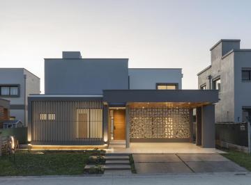 Casa · 390m² · 3 Dormitorios · 1 Cochera · Casa en Venta en Alto Verde 3