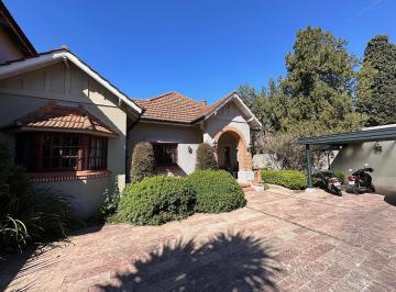 Casa · 337m² · 5 Ambientes · 6 Cocheras · Casa en Lomas de Zamora Oeste