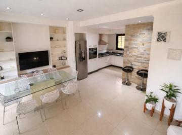 Casa · 83m² · 6 Ambientes · 3 Cocheras · Casa en Turdera