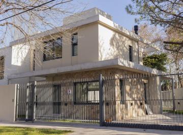 Casa · 154m² · 4 Ambientes · 2 Cocheras · Casa en Temperley Oeste
