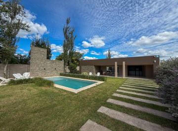 Quinta vacacional · 3 Ambientes · 1 Cochera · Casa Quinta Moderna en Susana