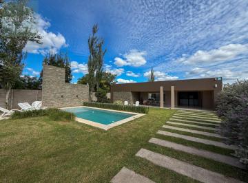 Quinta vacacional · 3 Ambientes · 1 Cochera · Casa Quinta Moderna en Susana