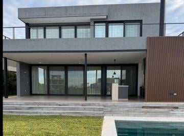 Casa · 349m² · 8 Ambientes · 2 Cocheras · Casa Al Lago en El Barrio Costas