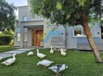Casa · 270m² · 8 Ambientes · 1 Cochera · Venta de Casa en Dos Plantas con Pileta - Canton Norte