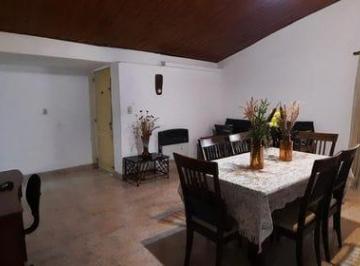 Casa · 84m² · 5 Ambientes · 2 Cocheras · Casa en Venta