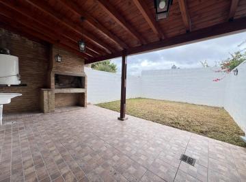 Casa · 120m² · 4 Ambientes · 2 Cocheras · Dúplex 3 Dorm. Impecable con Patio – Listo Para Mudarte