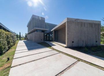 Casa de 8 ambientes, Cañuelas · Importante Casa en Venta, Moderna a Estrenar, La Martona, Zona Lago