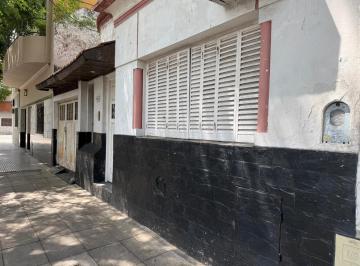 Casa · 146m² · 3 Ambientes · 1 Cochera · Casa en Lote Propio con Jardín y Potencial de Desarrollo – Villa del Parque
