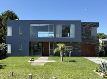 Casa · 270m² · 6 Ambientes · 1 Cochera · Casa en Venta en Costa Esmeralda