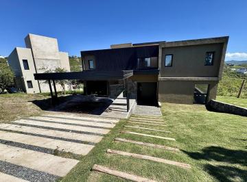 Casa · 354m² · 6 Ambientes · 2 Cocheras · Casa en Venta 3 Dormitorio La Deseada - La Calera.