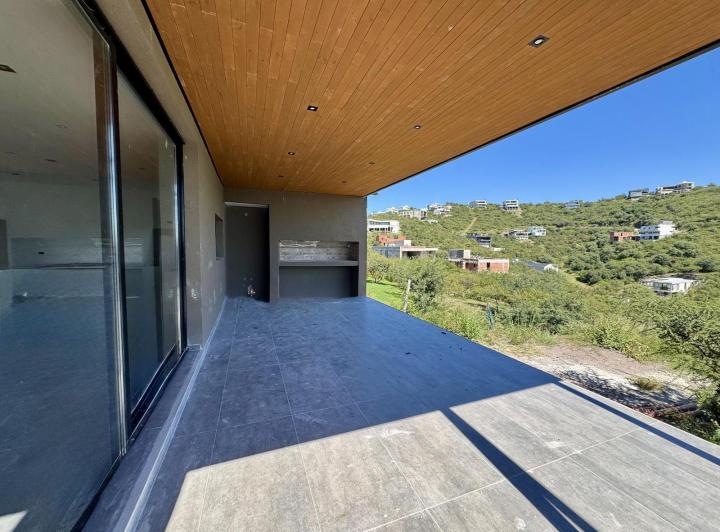 Casa · 354m² · 6 Ambientes · 2 Cocheras