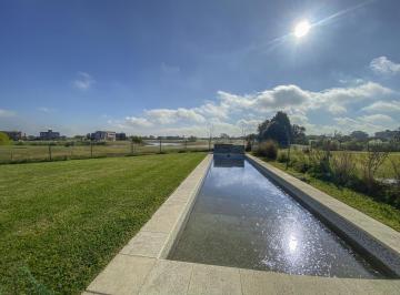 Casa · 325m² · 8 Ambientes · 2 Cocheras · Venta de Casa en San Sebastian Al Golf y Laguna - Toma Propiedad Lote - Dueño Financia Directo