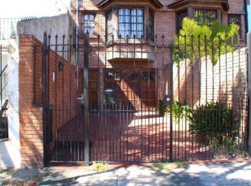 Casa · 215m² · 5 Ambientes · 3 Cocheras · Venta de Triplex de 7 Ambientes en Saavedra