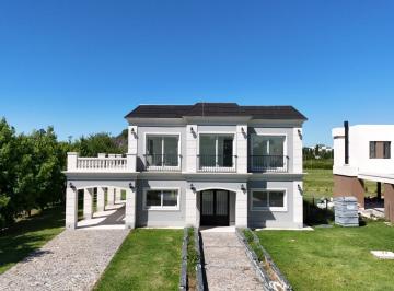 Casa · 230m² · 6 Ambientes · 4 Cocheras · Casa a Estrenar en Alquiler Anual