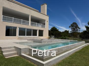Casa · 417m² · 7 Ambientes · 2 Cocheras · Casa en Venta en Costa Esmeralda