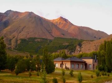 Quinta vacacional de 9 ambientes, Esquel · Casa Quinta + Casa de Servicio + Quincho + Cobertizo