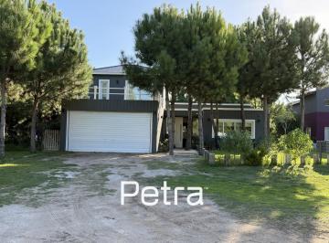 Casa · 312m² · 6 Ambientes · 2 Cocheras · Casa en Venta en Pinamar - 4 Hab. - Garaje - Gas Natural