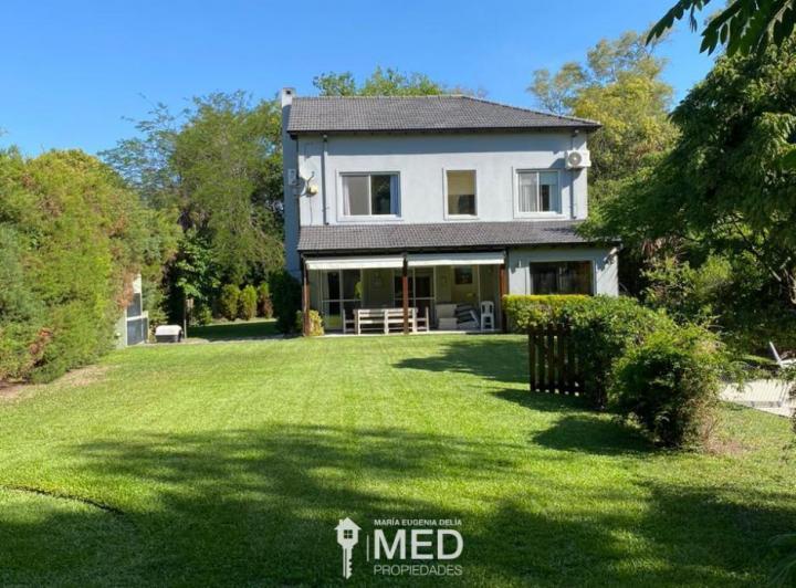 Casa · 220m² · 4 Ambientes · 5 Cocheras