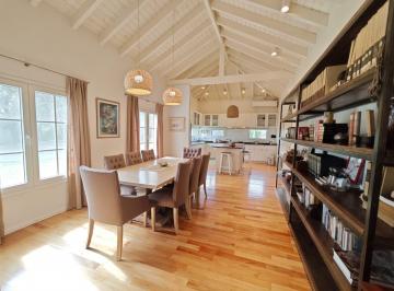 Casa · 200m² · 6 Ambientes · Casa en Alquiler — Estilo, Amplitud y Calidez (Rio de Pájaros)