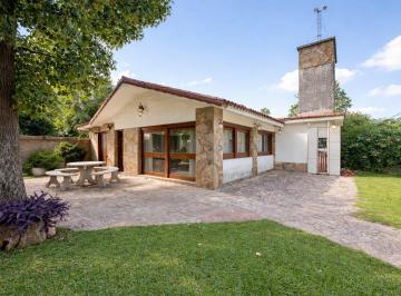 Casa · 80m² · 5 Ambientes · 1 Cochera · Leloir 1300, 2 Dorm..