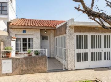Casa · 97m² · 3 Ambientes · 1 Cochera · Casa en Venta Al Frente en Zona Sur con Cochera