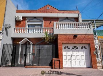 Casa · 200m² · 5 Ambientes · 2 Cocheras · Casa en Santos Lugares