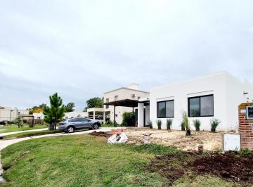 Casa · 132m² · 4 Ambientes · 4 Cocheras · Casa en Venta de 3 Dorm. Jardín y Pileta en Santa Clara, Pilar.